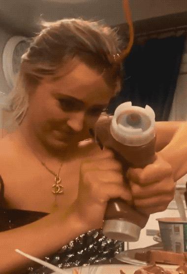 78个真实有趣的照片：山顶的足球场，老树与佛像，老司机脸部皮肤