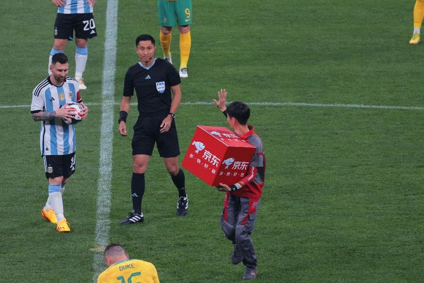 神互动“跑得最快的京东快递小哥”为梅西送球，直呼“太荣幸了”