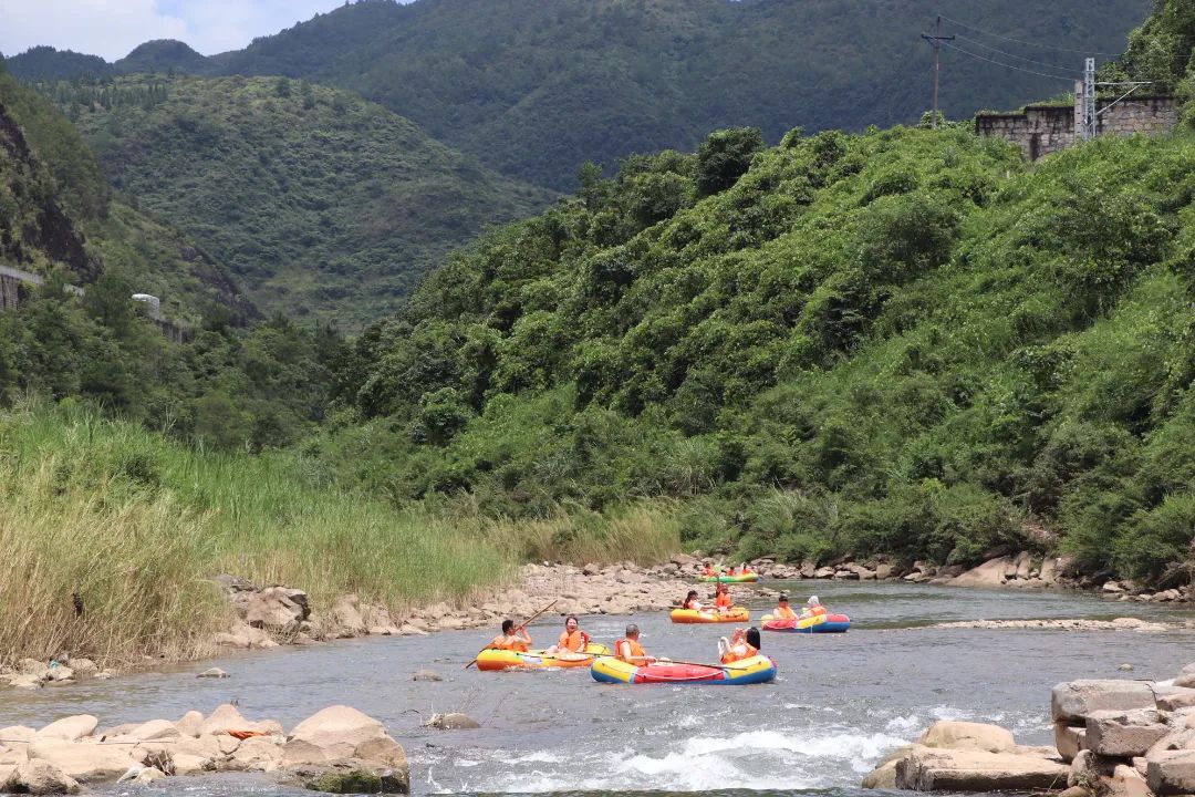 假期余额不多,赶紧来桐梓古夜郎漂流,体验水上的刺激和乐趣!