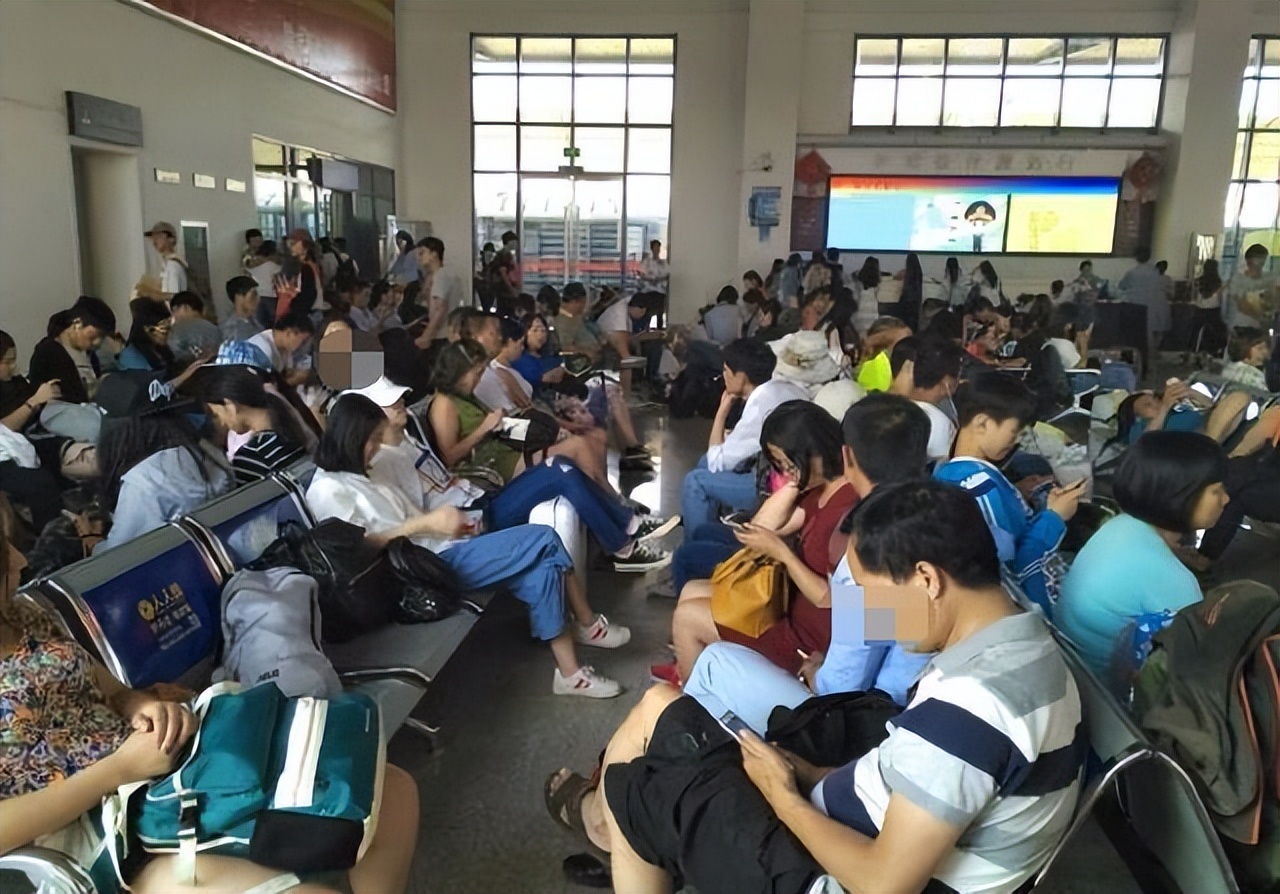 为什么火车站每天都有那么多人,为什么火车站晚上那么多人