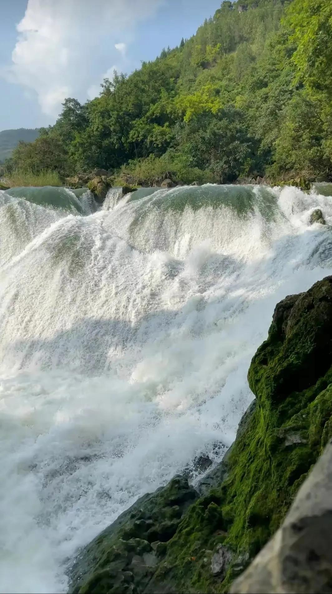 贵州旅游气势磅礴的黄果树瀑布,贵州著名的旅游景点黄果树瀑布
