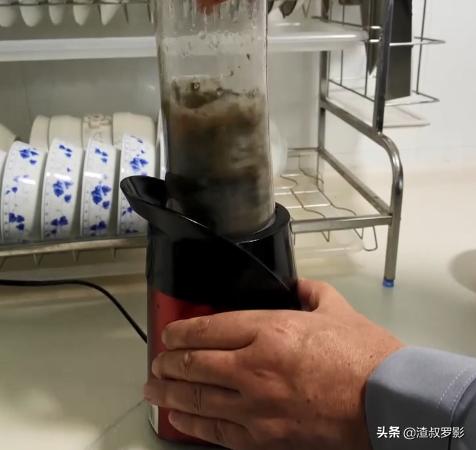 男子50元买海鲜发现是海洋活化石,一男子花10万买海参后续