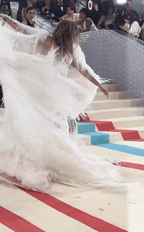 拖把头、海底生化人穿搭，美国这最受瞩目的一夜，如“群魔乱舞”