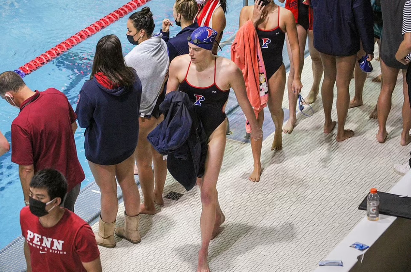 称霸女子游坛的男跨女运动员被女跨男运动员打败!美国人凌乱了