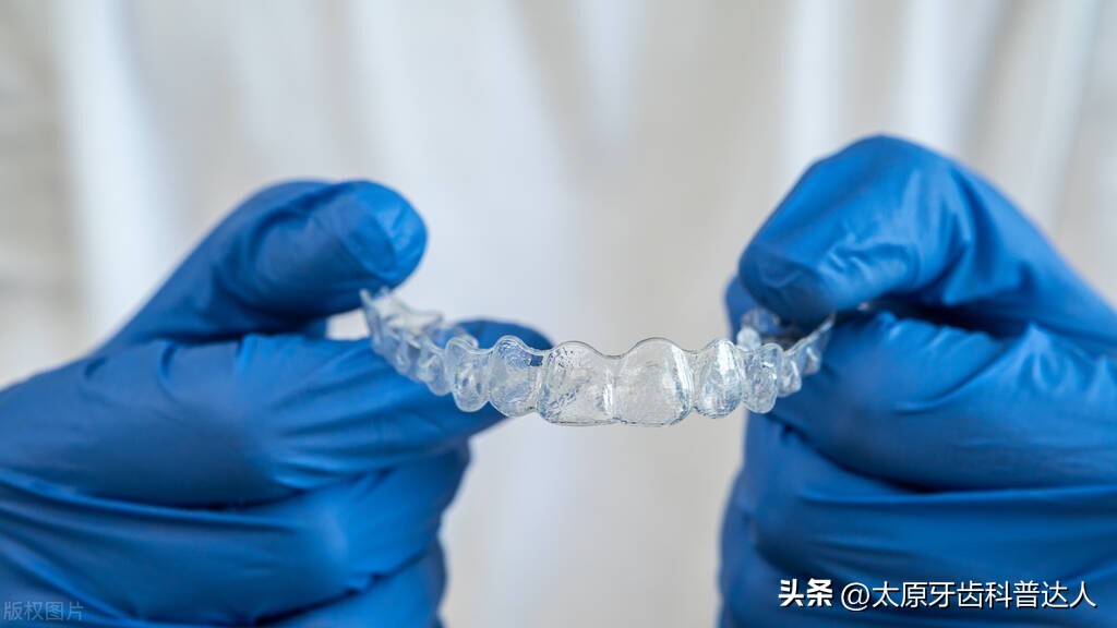 矫正牙齿戴保持器难不难看,牙齿矫正不戴保持器会完全回弹吗