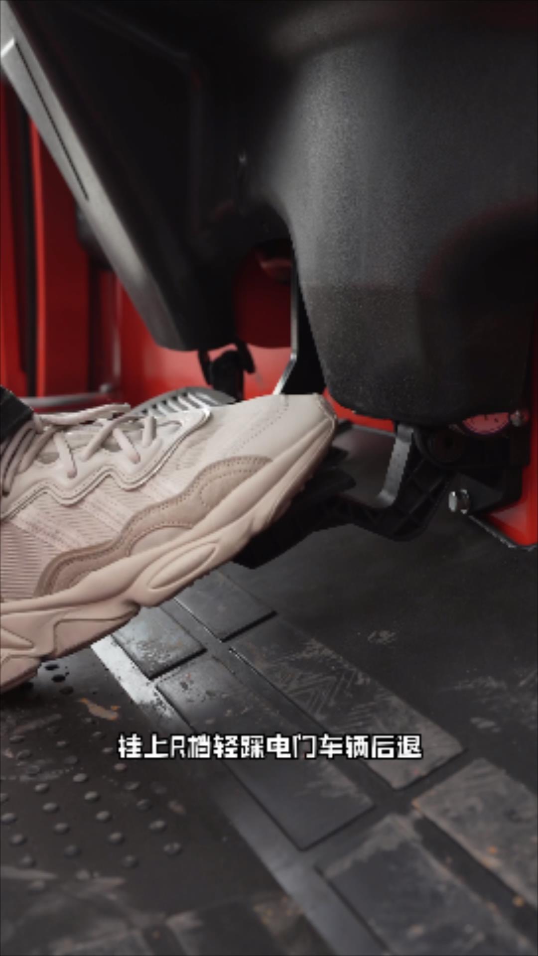 电动平板叉车怎么用,电动搬运车叉车操作