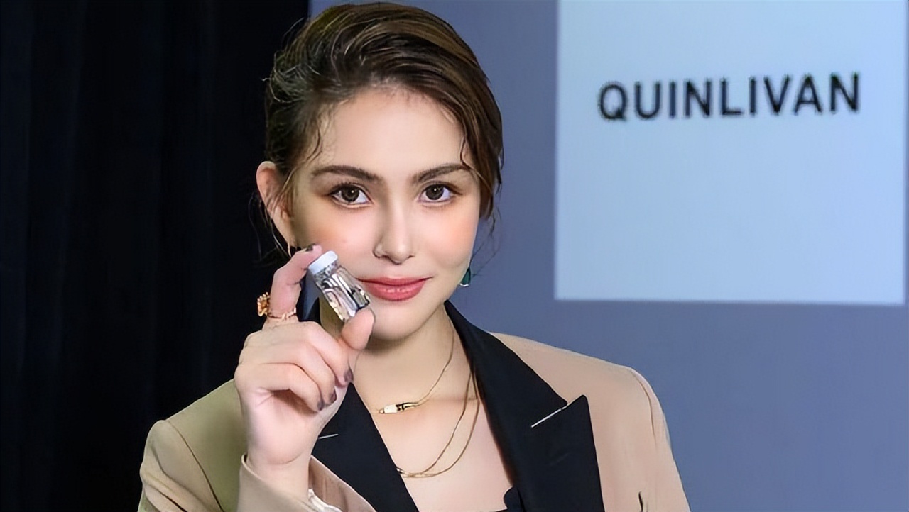 昆凌17岁遇见周杰伦21岁成天王嫂,昆凌17岁就被周杰伦追上视频