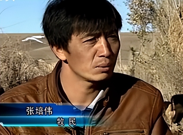 云南农村小伙捡到一只小猫,小伙捡到一只活体小猫