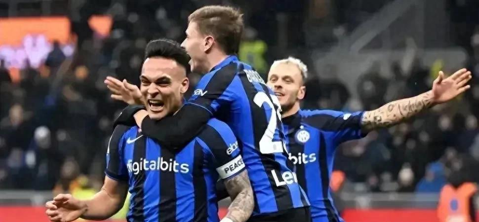 夜晚中绽放的烟花,足球烟花