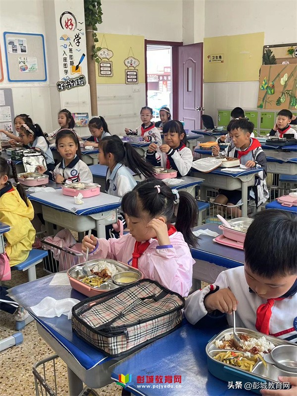 吃得安全吃得放心——徐州市星光小学二年级家长配餐记录