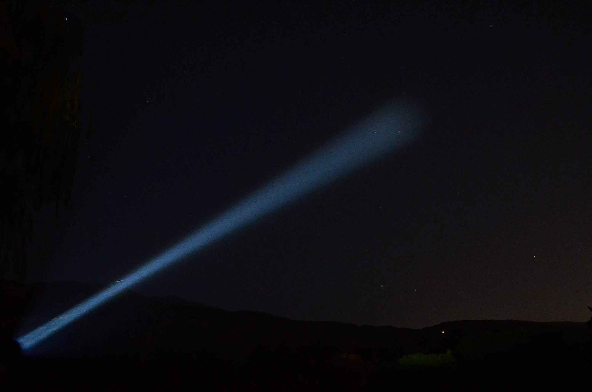 短小精悍的性能均衡之作！傲雷神剑Javelotmini远射战术手电体验