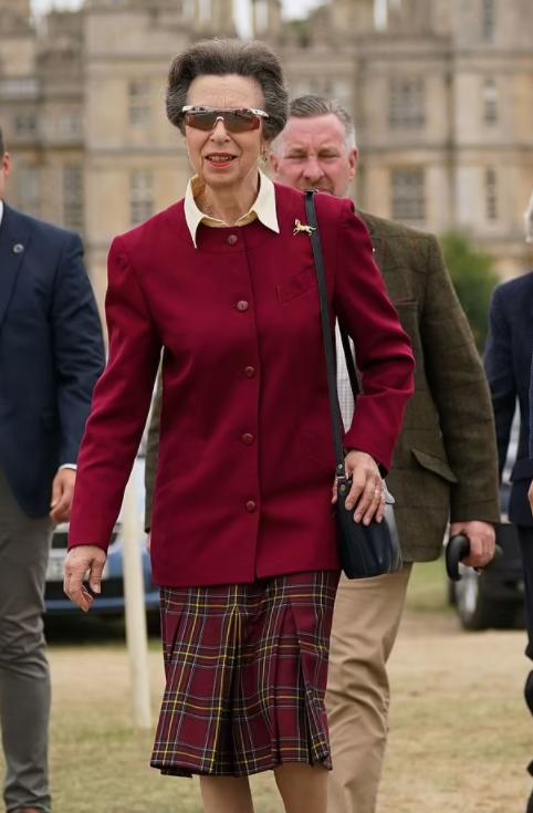 英国女王的四位子女,英国女王几个孩子分别有多大