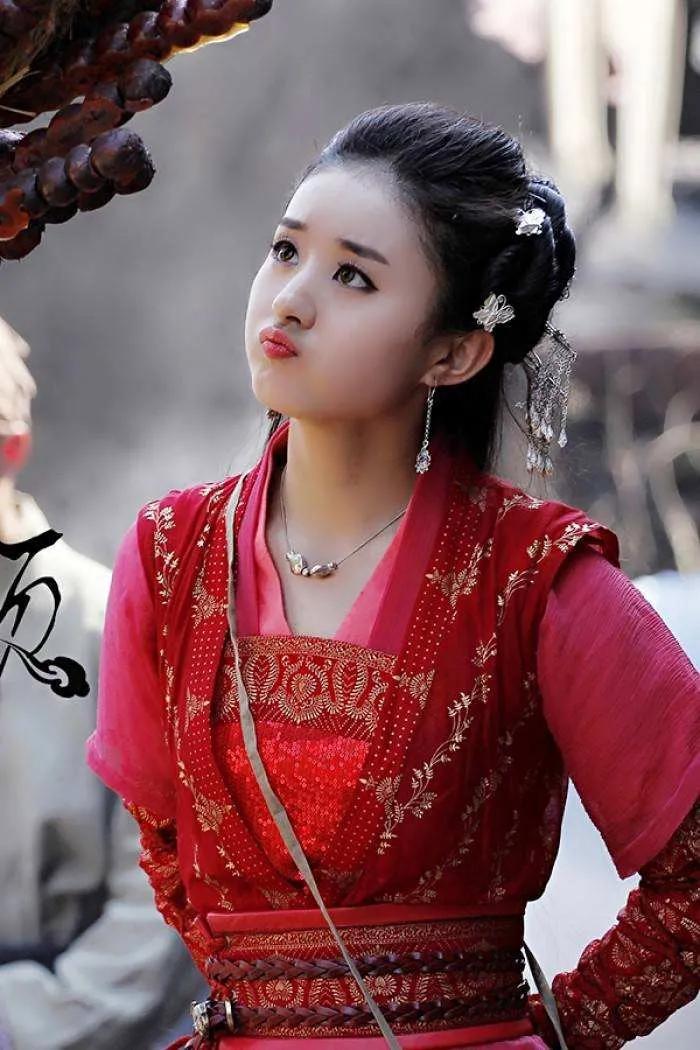 赵丽颖身着改良版旗袍大秀国风,赵丽颖穿着旗袍的照片