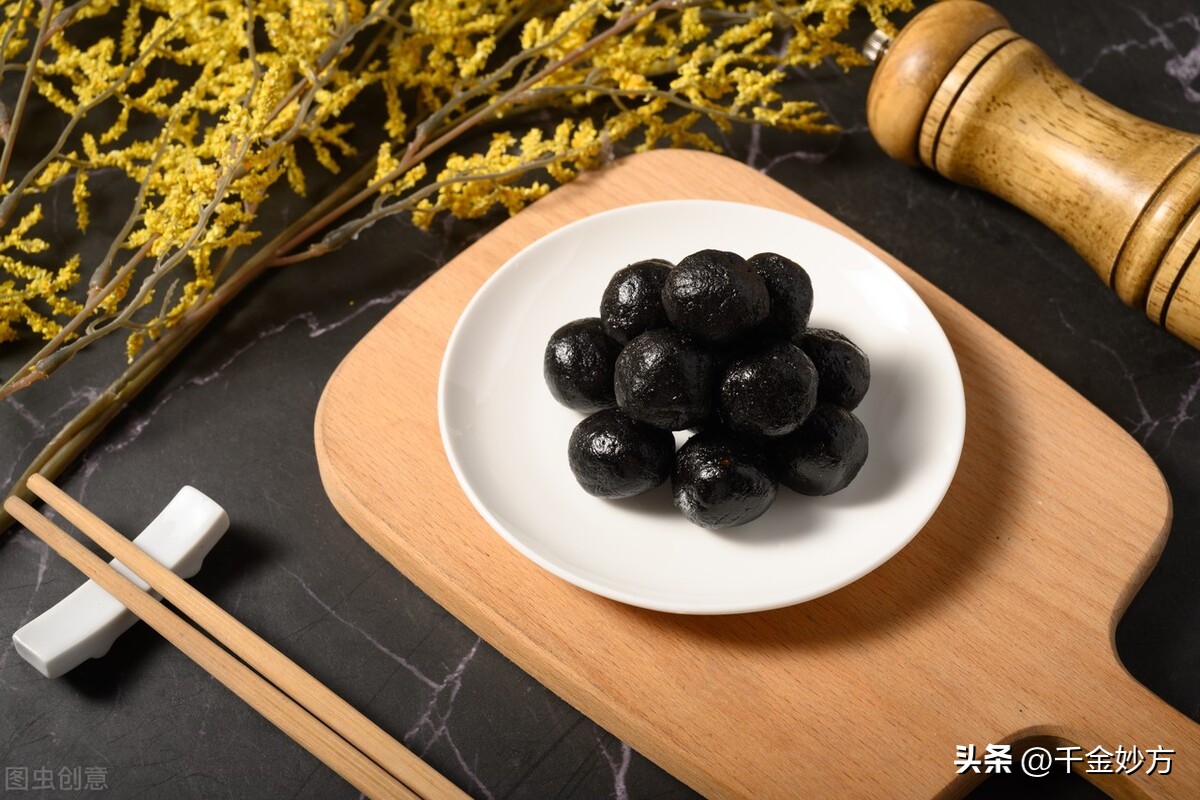 为什么年纪轻轻就长白发,年纪轻轻白头发