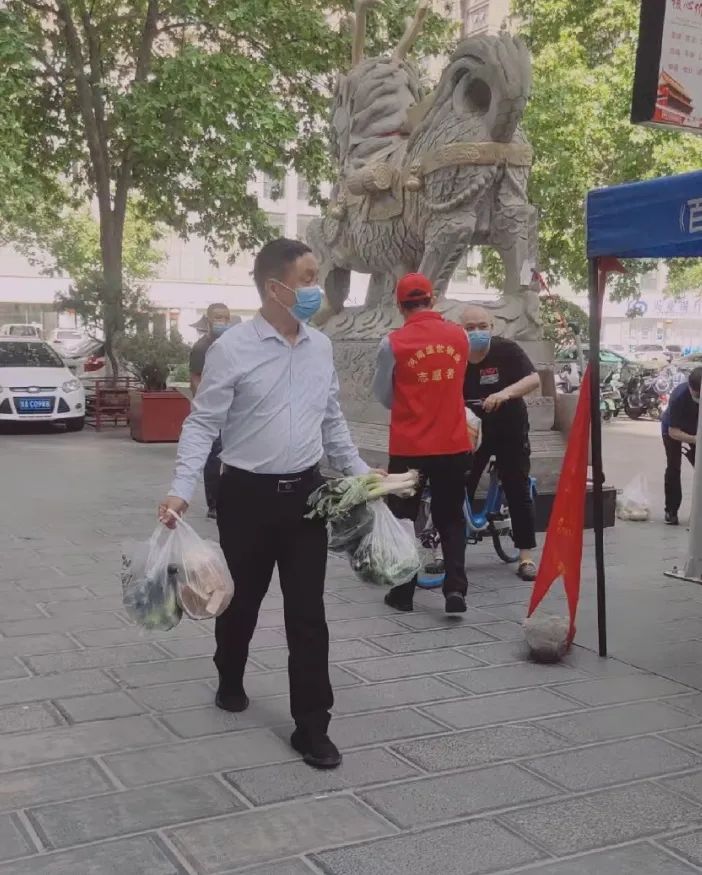 战“疫”路上不停歇的亚星盛世物业“跑腿团”