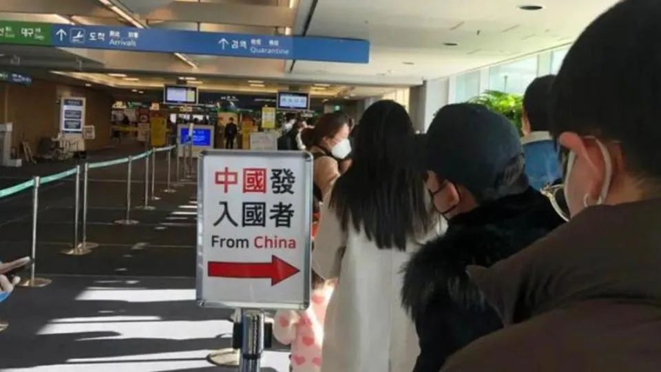 中国人入境脖子挂黄牌、军方押小黑屋，自费6300！中国的反击来了