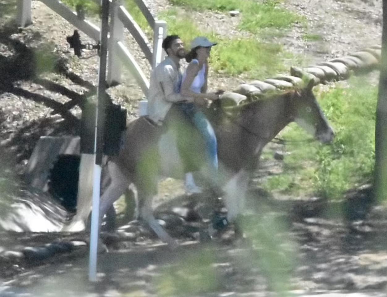 骑着爱情的小马，肯豆和坏兔子开始热恋的颠簸，甜蜜情侣祝福多多