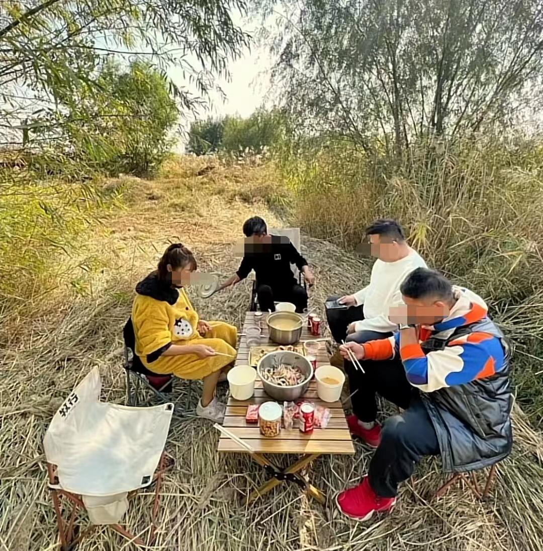 22年郑州5人1狗露营被困22天，靠居民投喂生存，荒野求生结局如何