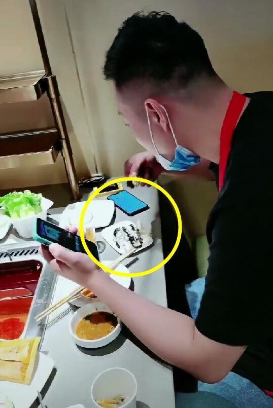 “八碗二哥不雅视频”风波酝酿，家庭地位回升，女儿三人个个都美