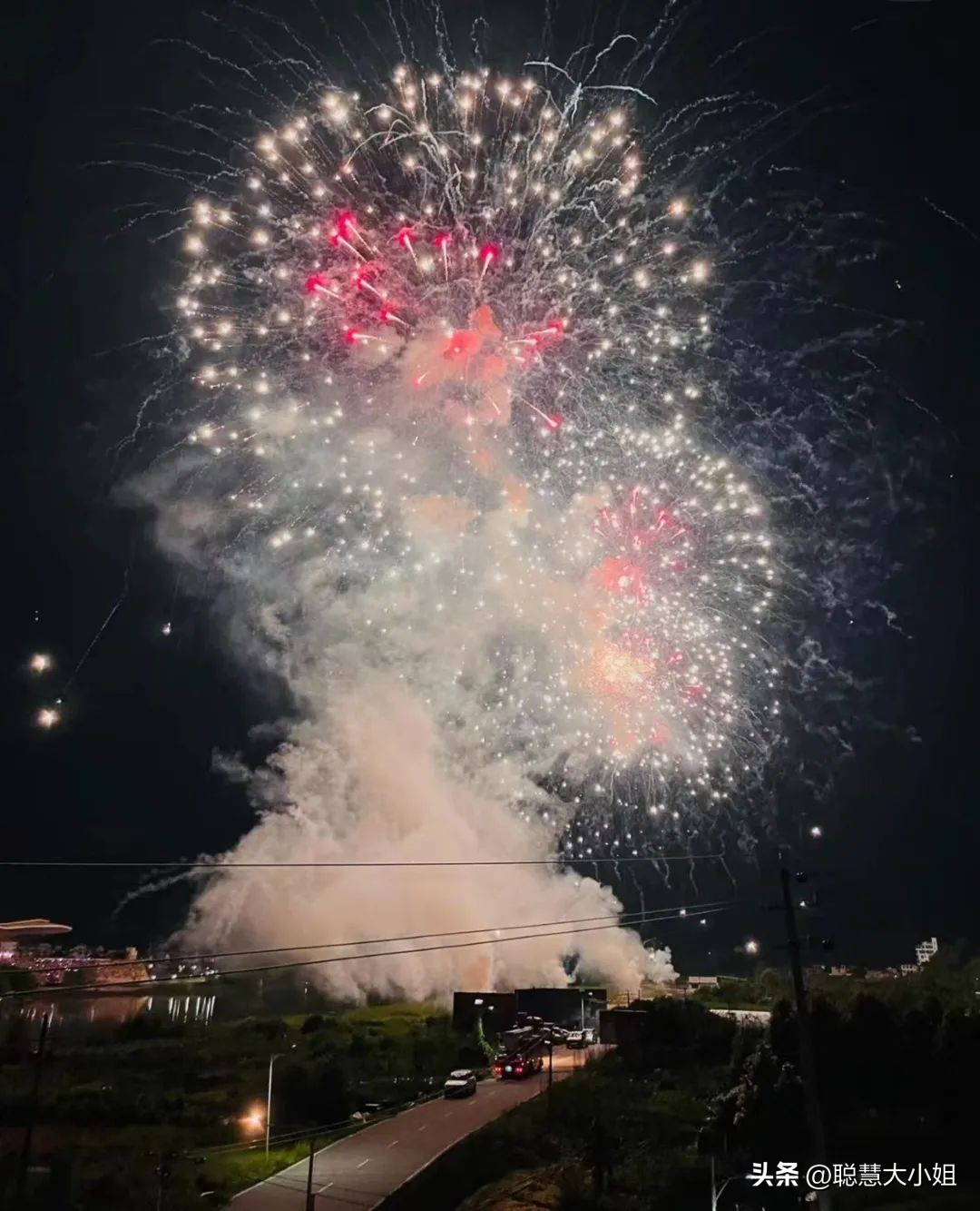 一场烟花登顶热搜！满城美食火成顶流，这座夏日小城太宝藏了！