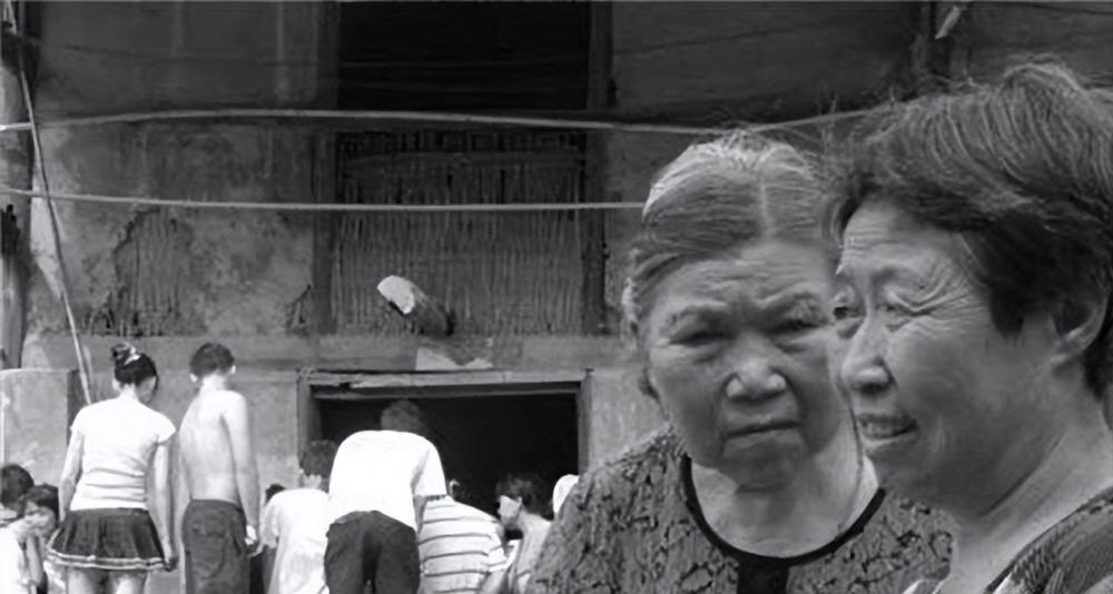 巨蟒报恩当保姆,96年海南巨蟒