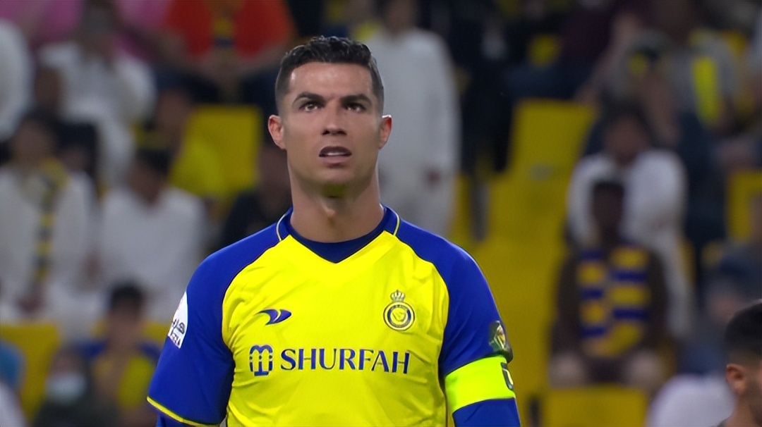 c罗头破血流对手被罚下场,c罗被裁判针对大叫