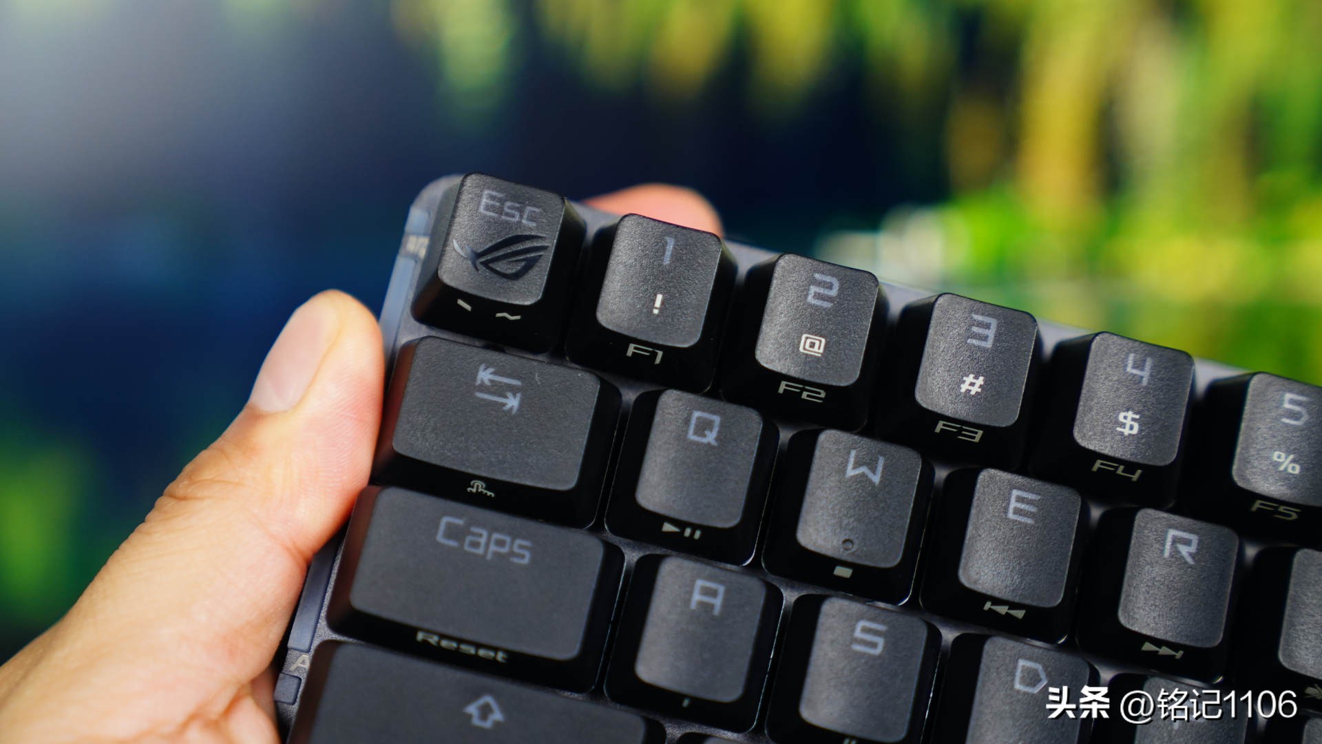 华硕rog夜魔机械键盘哪个轴好,rog魔导士键盘怎么按一下就有灯光