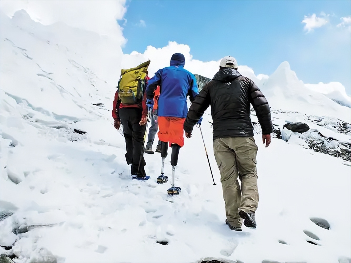 六旬大爷讲述因登珠峰失去双腿,无腿老人勇攀珠峰