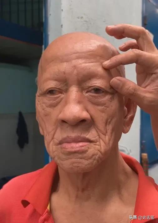 越南有位大爷从出生开始就浑身无毛，女友去世后他选择终身不娶