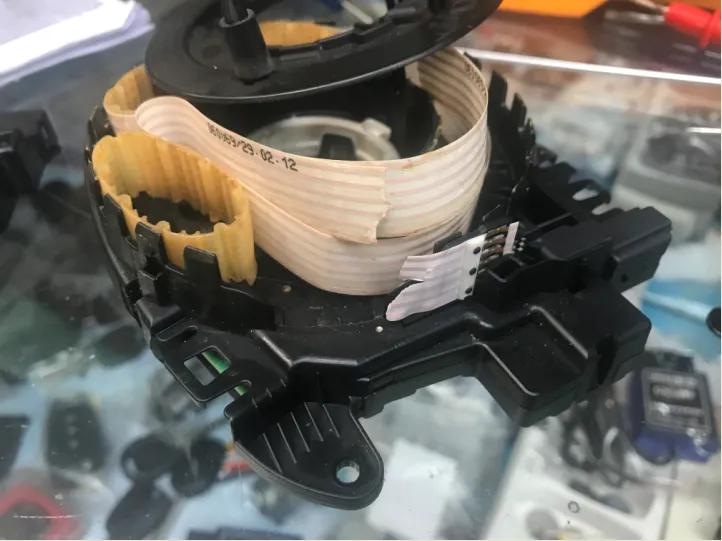 方向盘按键失灵气囊喇叭正常,喇叭不响气囊灯亮是怎么回事