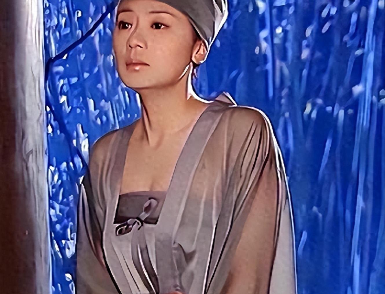 牛角胸罩，诱惑式舔刀尖，这些颠覆三观的镜头，看完让人一言难尽