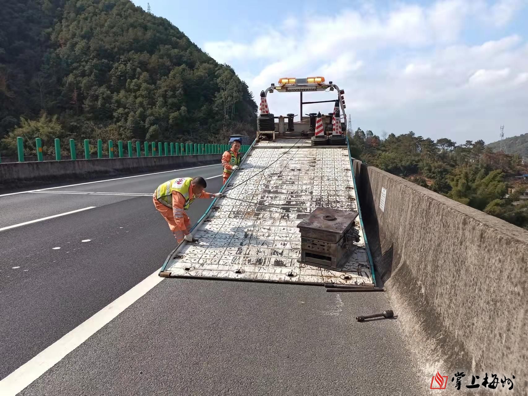 货车高速掉铁片致30多辆车炸胎,货车车厢破了一个洞