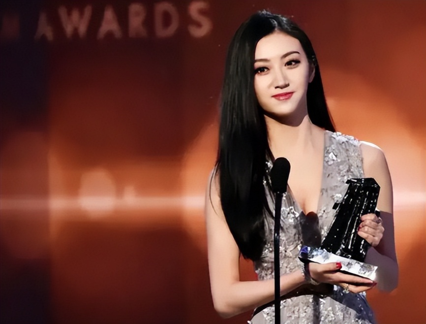 强捧不红景甜：坐拥3.5亿豪宅被张继科拒婚，资源逆天金主成谜