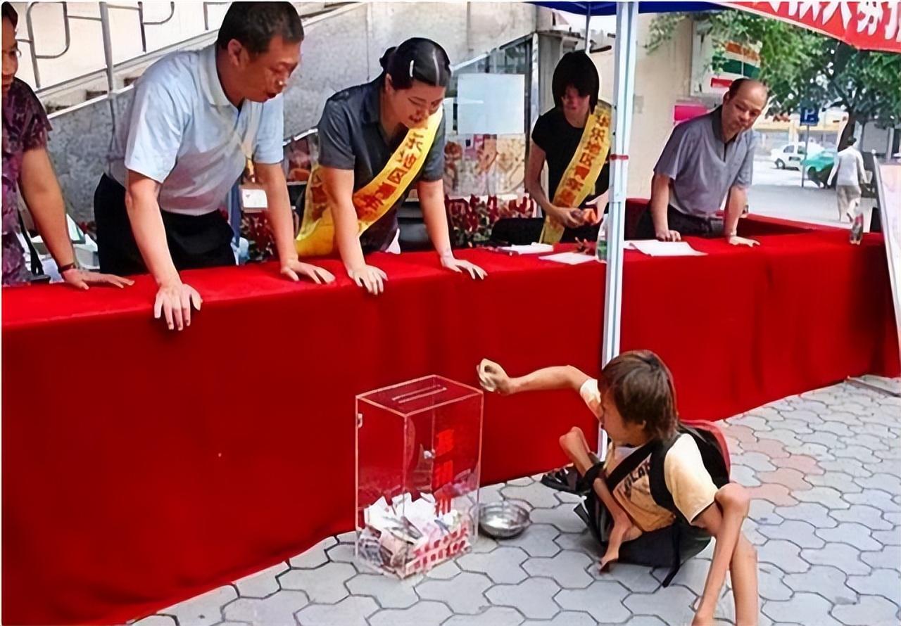 北京街头令人愤怒的一幕新闻,街头发生令人气愤的一幕