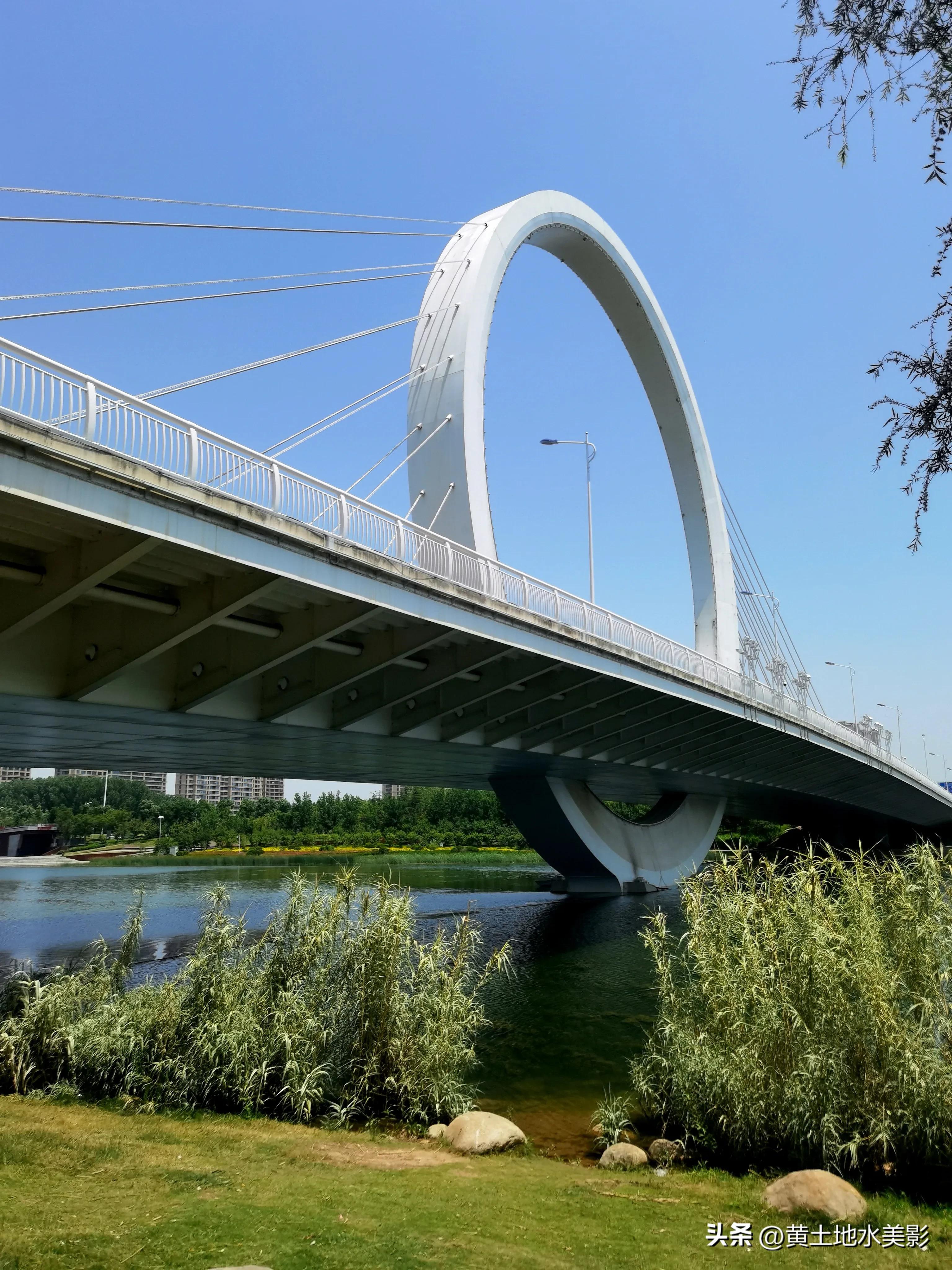 在郑州绕着蝶湖看风光，一枚大戒指吸睛八方客，它究竟有多美？