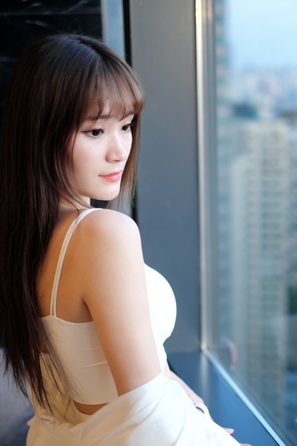 ##标题：女网红人设崩溃，*码无**视频遭曝光，引发网友热议