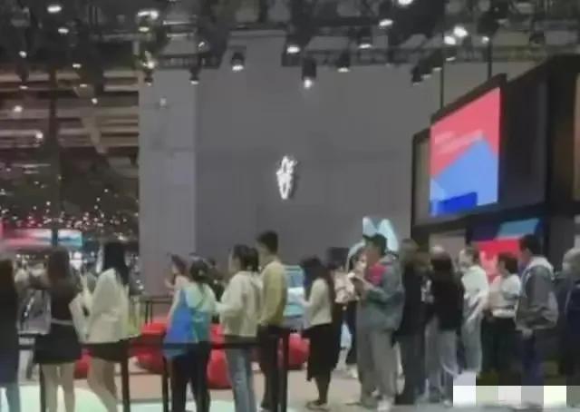 中国人竟然还排队领宝马发的狗牌，难怪外国人看不起我们