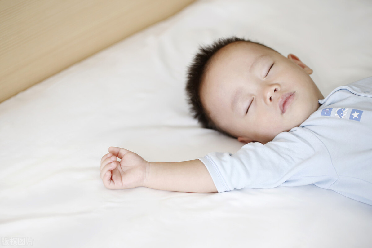 宝宝睡偏头了，需要矫正吗？