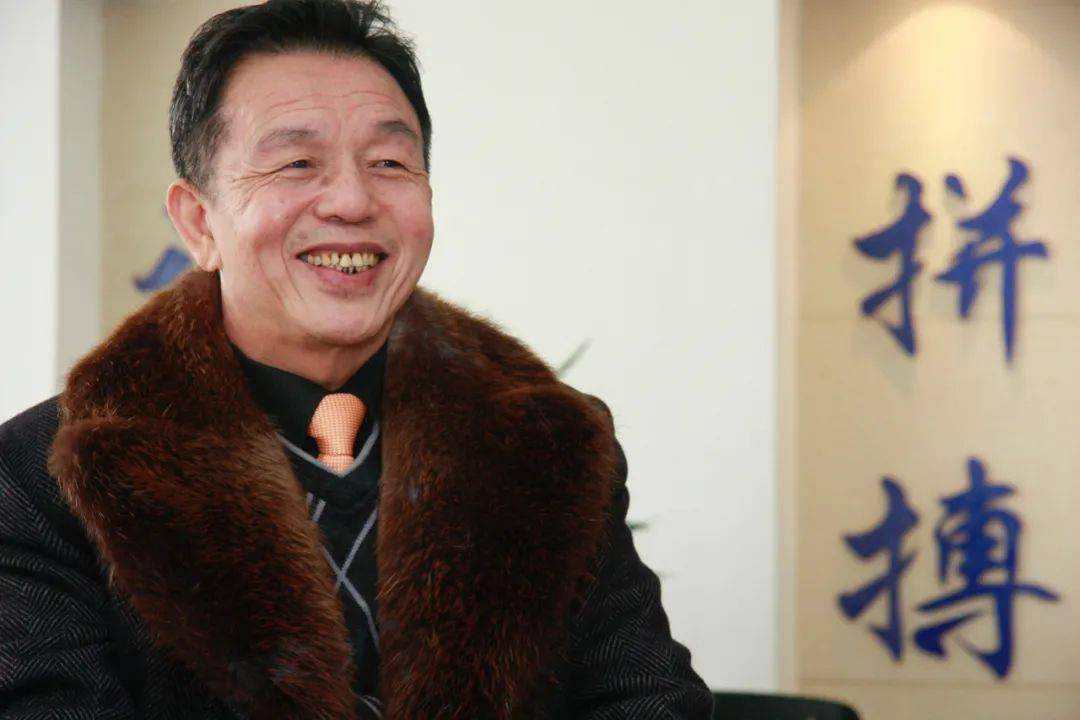 福建穷小子，靠卖卫生巾逆袭成富豪，身家22亿，合伙人却惨死