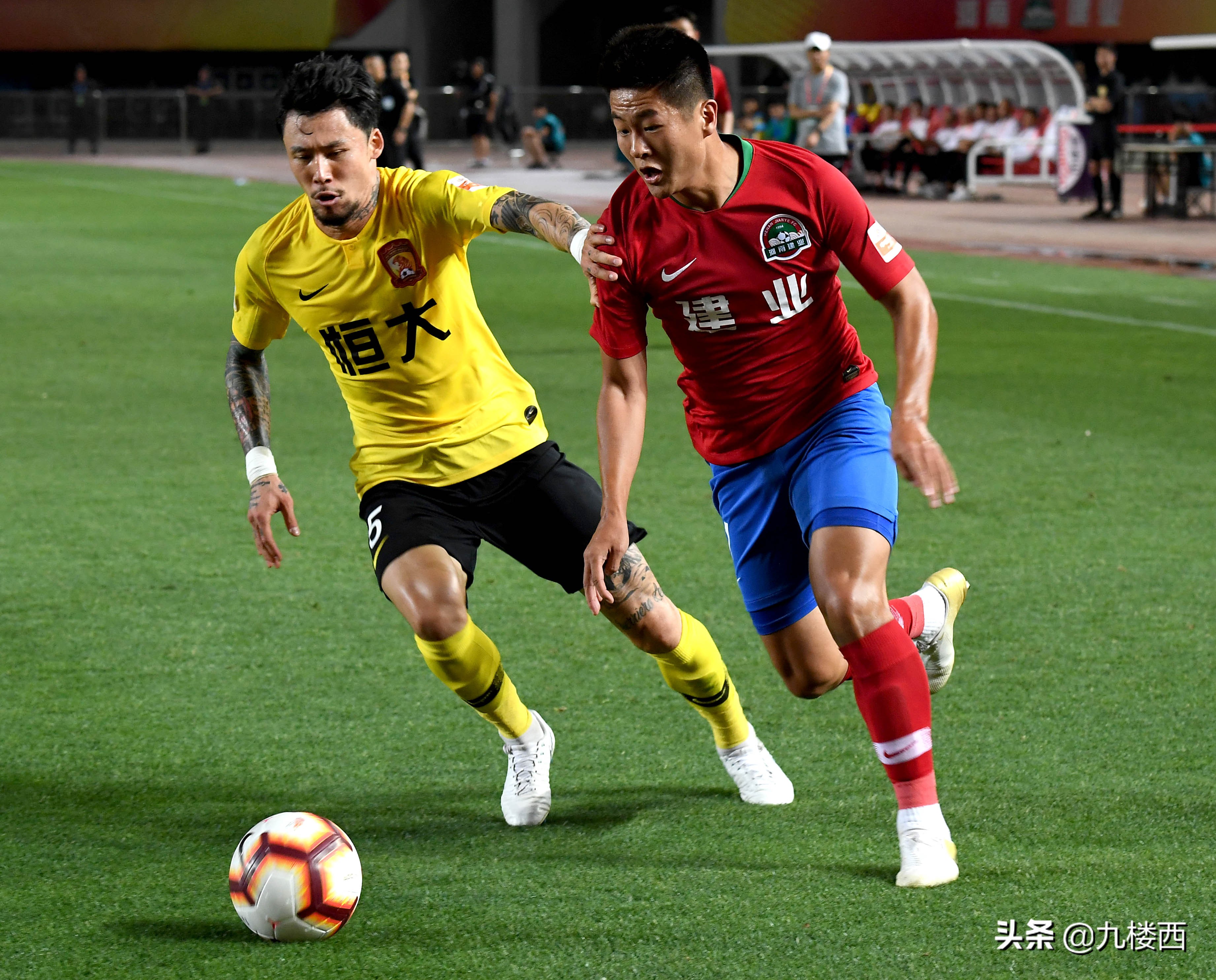 中国足球倒挂金钩后空翻,中国足球倒挂金钩被队友挡住
