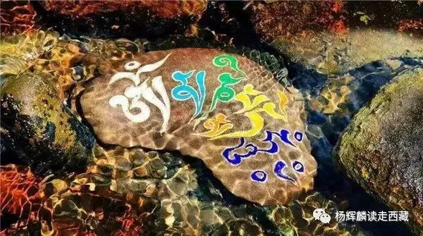 读走*藏西**·昌都|日沃白玛神山,一朵在绿毯中盛开的莲花