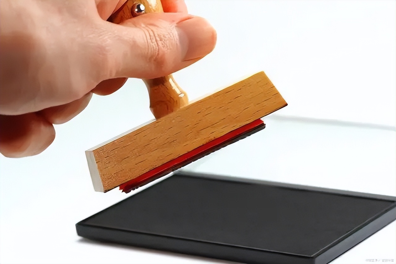 会计要求发票背面签字有必要吗,发票给对方后对方迟迟不付款