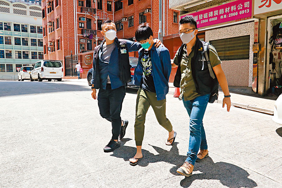 内地女在港读研被“黄丝”*脑洗**成惯犯，悼念凶徒现场被抓！香港入境处职员发帖煽动杀港警被判半年！