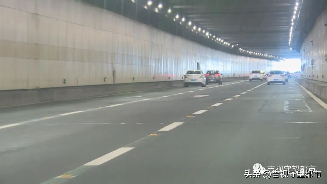 隧道内一边虚线一边实线怎么变道,隧道内实线两侧有虚线变道