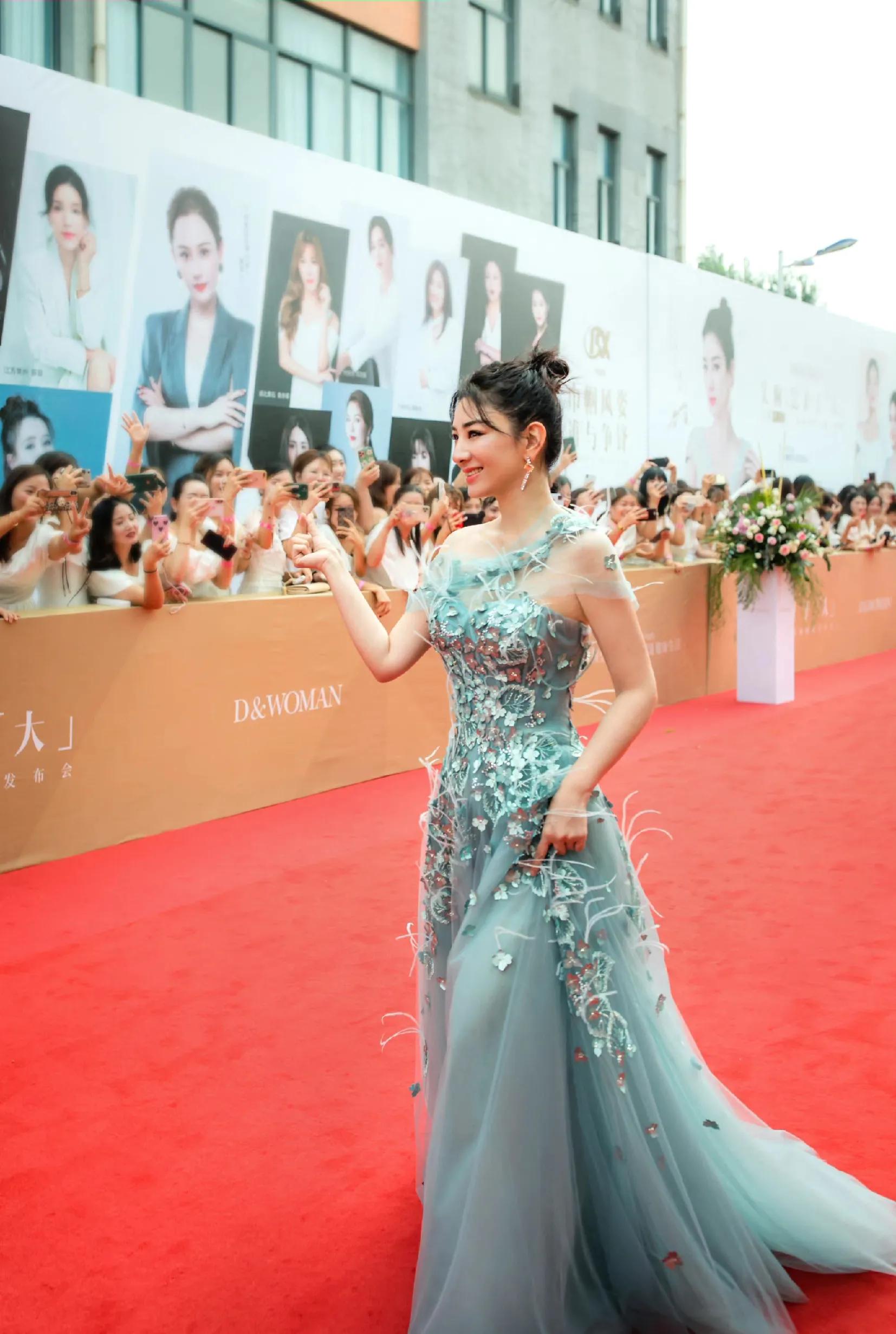 黄奕穿丝绸睡袍身材太好了，成熟有韵味女人好迷人