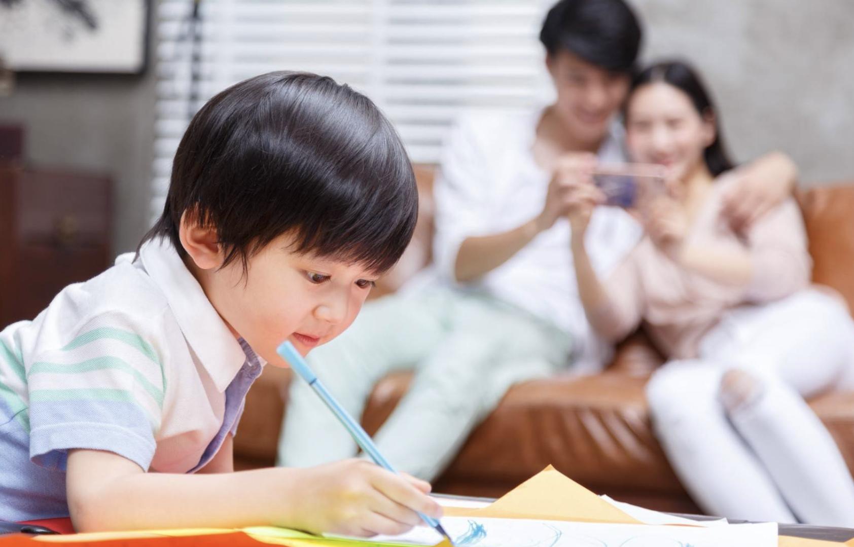 14岁男孩抚摸妈妈身体上瘾，妈妈不制止反而鼓励，背后原因为何？