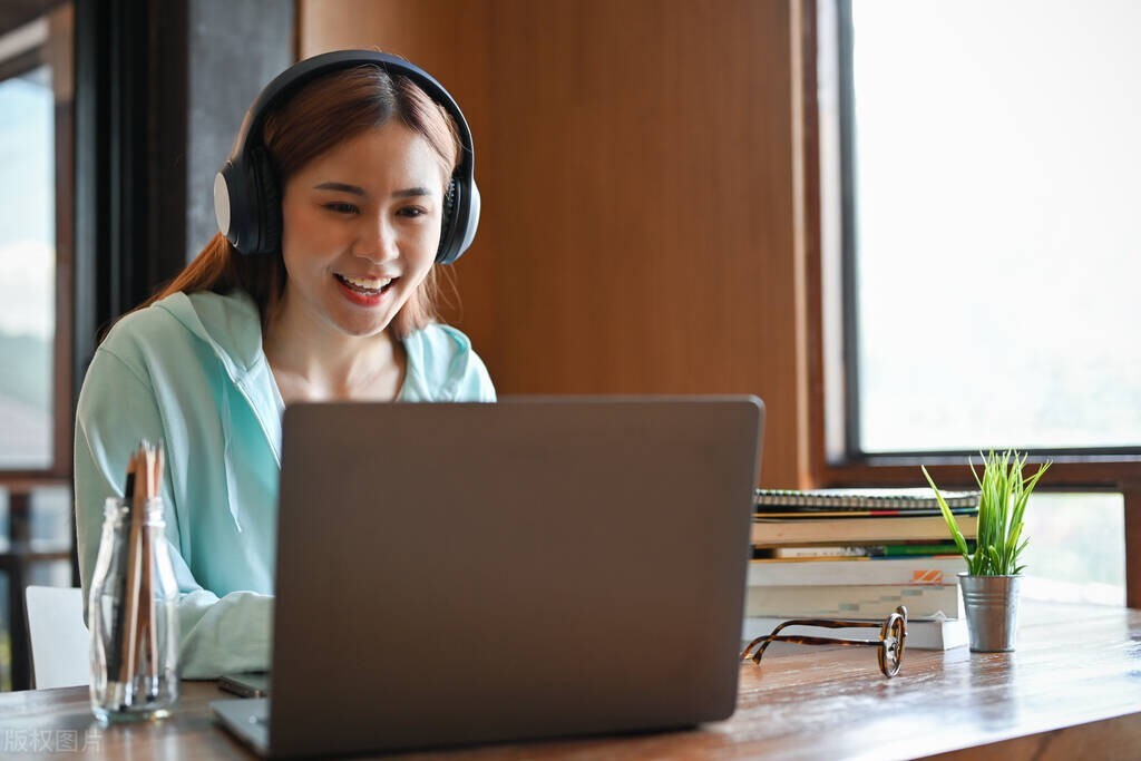 大学生副业搞钱：有人4年赚百万购房产，有人海边代写单次10块