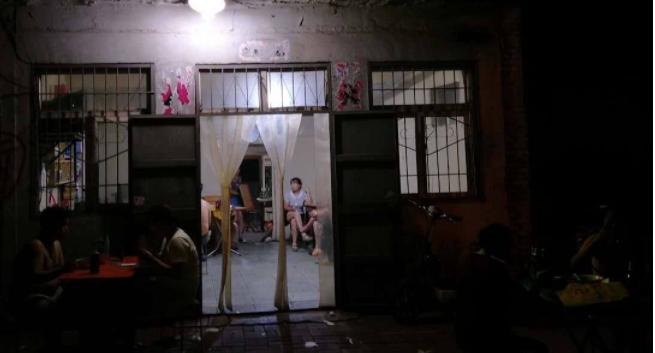 2013年,河北4岁男婴遭石头雨攻击,右手截肢奶奶怒骂:都是你害的