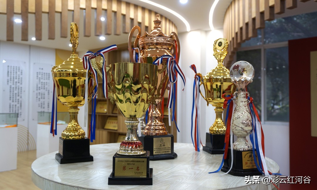 县政府慰问组到红河县第一中学慰问女子足球队