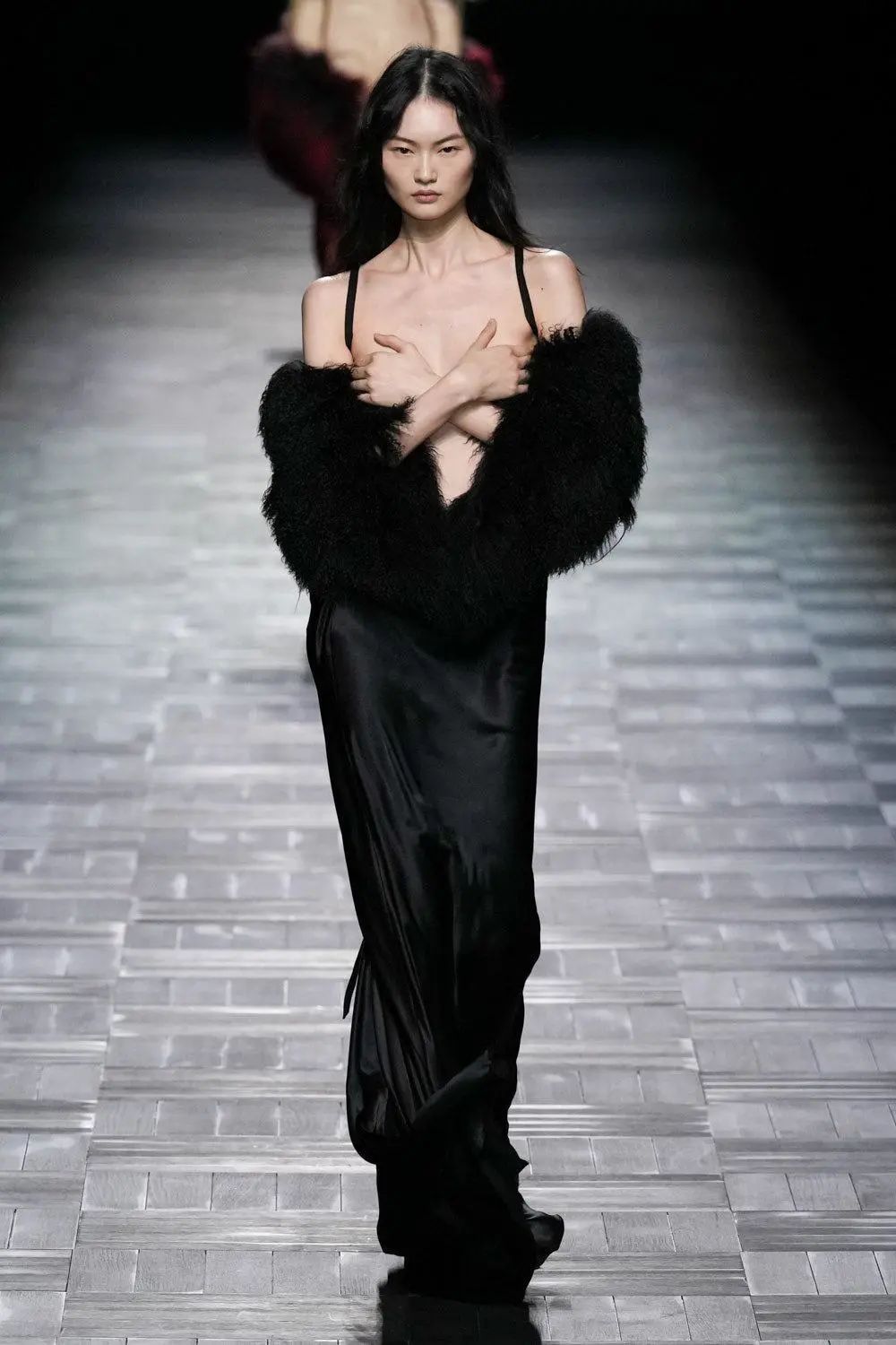 刘雯时隔三年重返时装周首秀,2003后女明星